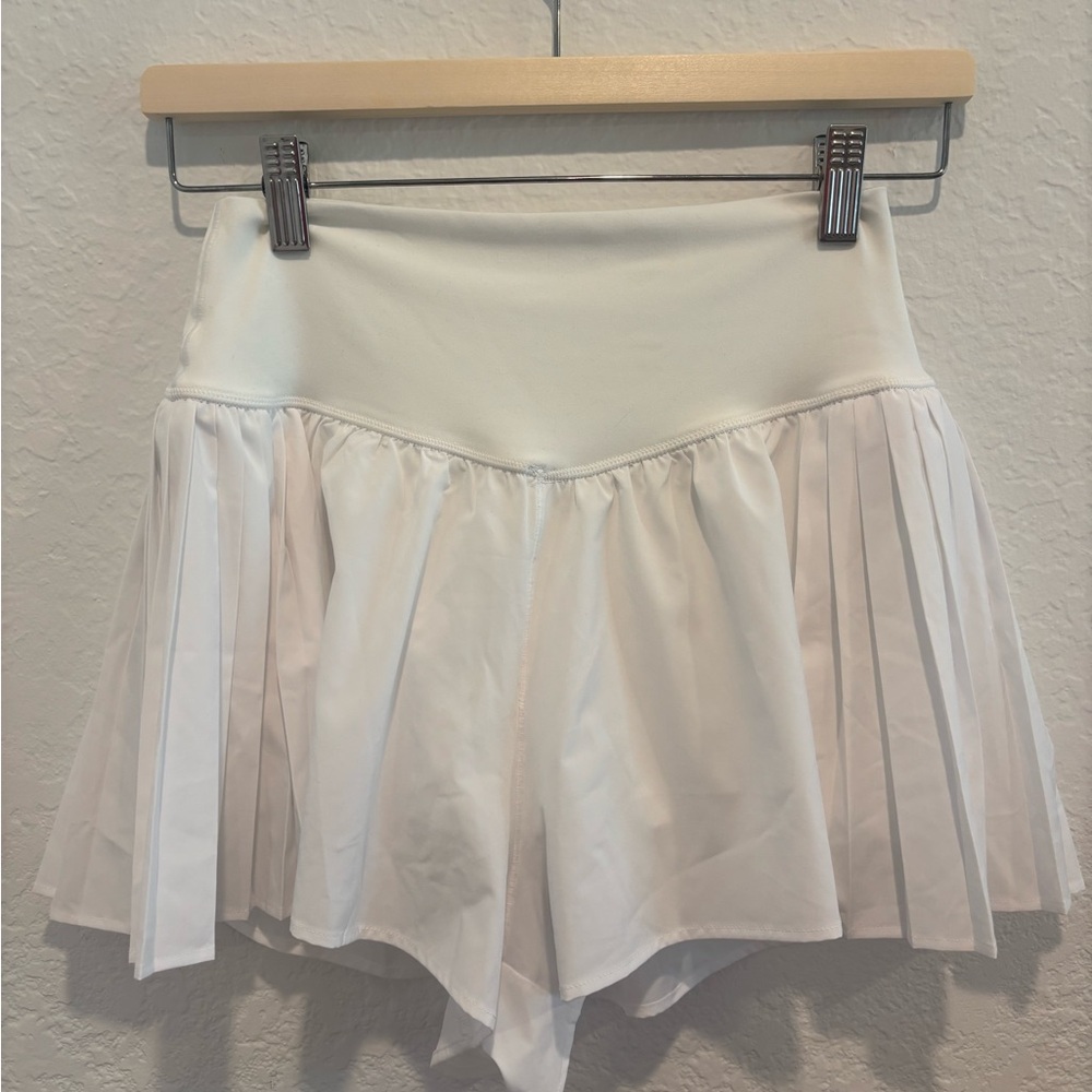 NWT Offline by Aerie White Pleated Flowy Short Size M